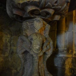 Iglesia de Santiago - Pila bautismal de sirenas y sirenos