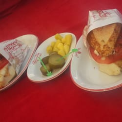 Kumrucu Şevki - Mis gibi kumru ekmegi icinde sucuk, salam, domates, sayasli peynir, ketchup, moyonez .... son derece sagliksiz :)  ama guzel !