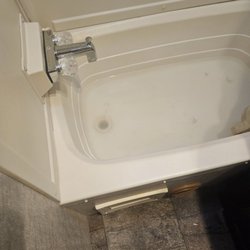 Hidden Cave Ranch Bed and Breakfast - Standing water in tub