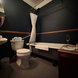 Shelburne Hotel - Clawfoot tub in one-bedroom king suite