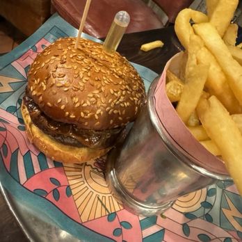 Bill's - BBQ Beef Burger.  Would not recommended - British Near Me - London, XGL