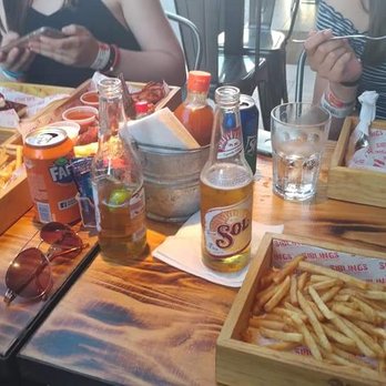 Siblings Burger and wings - Burgers, wings, cheesecake, and Sol. ¡Que bueno! - Chicken Wings Near Me - Playa del Carmen, ROO Siblings Burger and wings - Burgers, wings, cheesecake, and Sol. ¡Que bueno! - Chicken Wings Near Me - Playa del Carmen, ROO