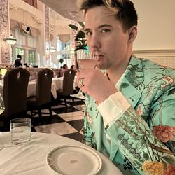 Luxury Consignment - False assumption that this was a real Gucci jacket. It is fake do not buy.