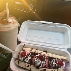 La Michoacana Es Natural - Banana split and chocolate shake.