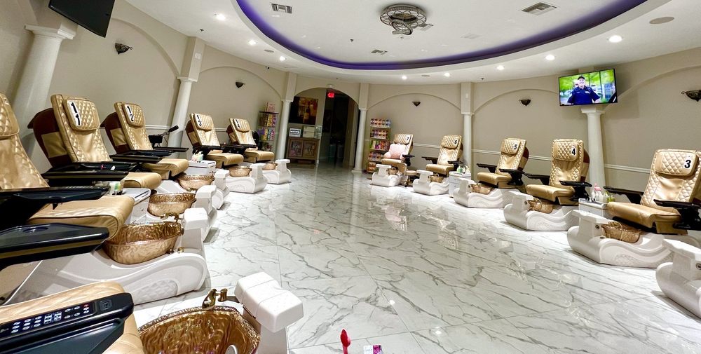 Lavish Nails & Spa Image