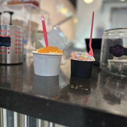 It's 2 ice creams, one is lemon with boba, the other is peach with mochi and coconut. And they're good It's 2 ice creams, one is lemon with boba, the other is peach with mochi and coconut. And they're good