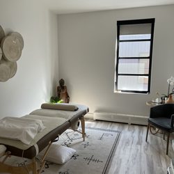 Aspen Elevated Health - Calm and beautiful designed treatment rooms with relaxing musing and aromas.