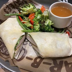 Rôtisserie St-Hubert - Wrap au poulet grillée avec légumes (Grilled chicken wrap with vegetables)