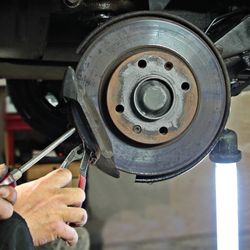 Grayson Mobile Mechanic - Grayson's mobile inspecting brakes