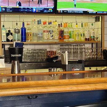 Underground Pub and Grill - Bar Area  08-11-2023 - Sports Bars Near Me - Hermosa Beach, California