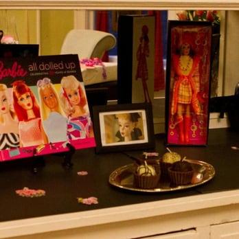 Dollar Tree - Easel for book, Picture frames,Blk construction board-$0.50, Metal serving tray, 4 Chocolate Candles & flower vases were all $1! - Discount Store Near Me - Chicago, Illinois