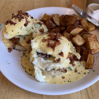 Testa's Bar & Grill - Avocado & Bacon eggs Benedict - Seafood Near Me - Bar Harbor, Maine Testa's Bar & Grill - Avocado & Bacon eggs Benedict - Seafood Near Me - Bar Harbor, Maine