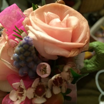Valley Forge Flowers - I have all the flowers looking this way, brown and rolling at the edges. NICE. NOT. Less then 2 hours from on her to dance - Florists Near Me - Wayne, Pennsylvania