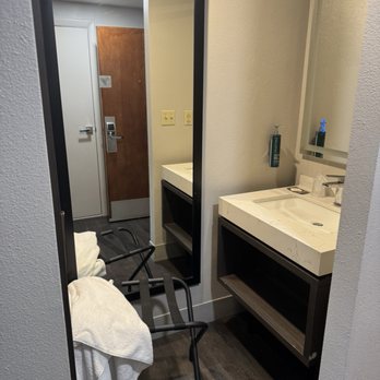 DoubleTree by Hilton Providence Airport Warwick - Sink - Hotels Near Me - Warwick, Rhode Island DoubleTree by Hilton Providence Airport Warwick - Sink - Hotels Near Me - Warwick, Rhode Island
