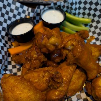 The Barn Hockey Bar - Buffalo wings - Sports Bars Near Me - Chicago, Illinois