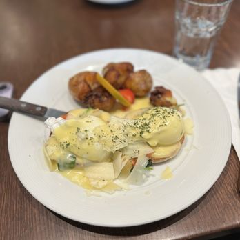 Sweet Bacon Cafe - Florentine Benedict - Breakfast & Brunch Near Me - Portland, Oregon
