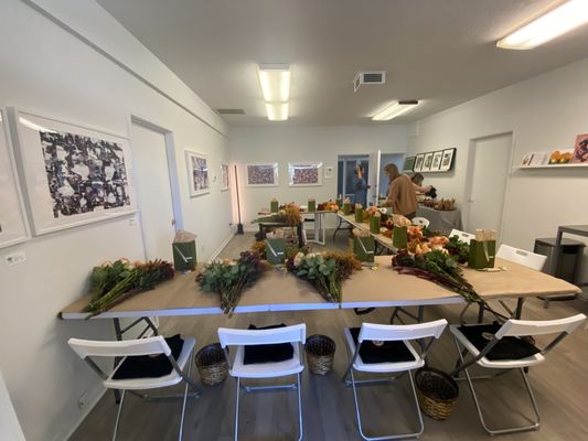 Studio Rental - Creative Space Rental 
280 sq. ft. (perfect for a group up to 12 people)
Studio has access to a sink. Table and chairs are included. 
Perfect for workshops, meetings, events, photoshoots!