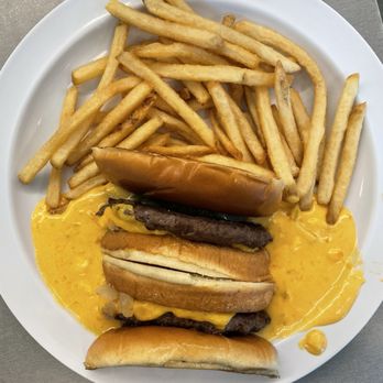 Flo's V8 Cafe - "Big Dipper" Cheeseburger (TikTok: @justandyvu) - Cafes Near Me - Anaheim, California Flo's V8 Cafe - "Big Dipper" Cheeseburger (TikTok: @justandyvu) - Cafes Near Me - Anaheim, California