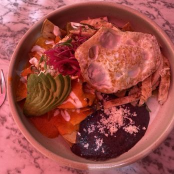 La Sacristía - Chilaquiles divorcados con huevo y pollo. - Cafeteria Near Me - San Miguel de Allende, GUA La Sacristía - Chilaquiles divorcados con huevo y pollo. - Cafeteria Near Me - San Miguel de Allende, GUA