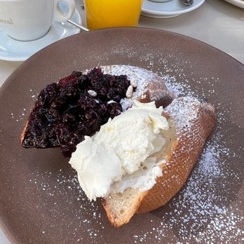 Federal Café - Blueberry and mascarpone cheese french toast. - Breakfast & Brunch Near Me - Madrid, M Federal Café - Blueberry and mascarpone cheese french toast. - Breakfast & Brunch Near Me - Madrid, M