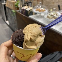 Chocolate sin leche and cafe
