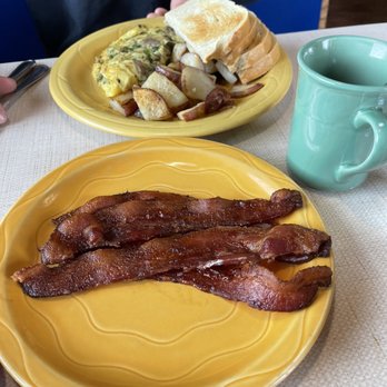 The Breadboard Restaurant - crispy bacon - Breakfast & Brunch Near Me - Ashland, Oregon