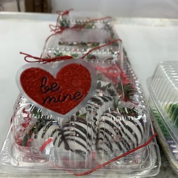 Les Amis Bake Shoppe - Chocolate covered strawberries! - Desserts Near Me - Baton Rouge, Louisiana
