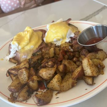 Cafe 44 - Eggs Benedict* - American Near Me - Alexandria, Virginia