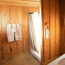 Antler Ridge Cabins - Upstairs bath in Molly's Log House / Rental Cabin 6