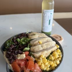 JuiceUs - Chickepea salad with Chicken.