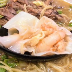 明苑粉麵茶餐廳 - Large pieces of shrimp in the won tons