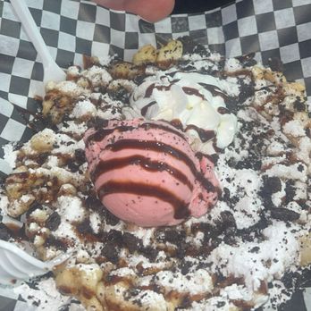 Mr Funnel Cake - Oreo chocolate drizzle strawberry ice cream - Desserts Near Me - North Las Vegas , Nevada