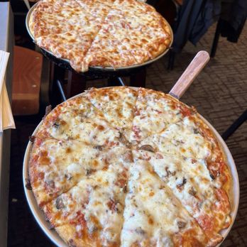 Zachary's Chicago Pizza - Thin Crust Cheese & Build-Your-Own - Pizza Near Me - Berkeley, California