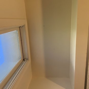 La Tourelle - Multiple bugs and spiders on ceiling - Hotels Near Me - Ithaca, New York