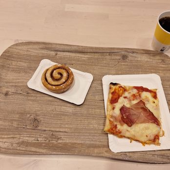 IKEA - In the bistro(t), the selection is to tide you over - a slice of pizza, a cinnamon roll, and a refillable soft drink (all reasonably priced) - Furniture Stores Near Me - Collegno, TO