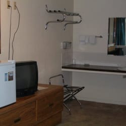 Vimbo's Motel - Sad bathroom.