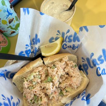 Splash Cafe - Lobster roll and Clam Chowder - American Near Me - Pismo Beach, California
