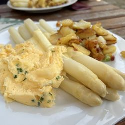Jakobs-Hof Beelitz - Portion Spargel, Bratis, Rührei. Jakobs Höfe Beelitz, 19.50€ | Mai 2024