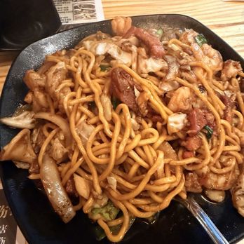 Mama Lu's Dumpling House - HOUSE SPECIAL CHOW MEIN (Tray) - Dim Sum Near Me - Tustin, California Mama Lu's Dumpling House - HOUSE SPECIAL CHOW MEIN (Tray) - Dim Sum Near Me - Tustin, California