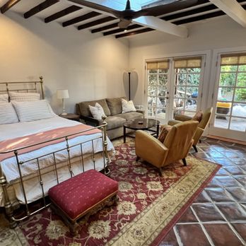 Silver Lake Builder - a bedroom with a large bed - General Contractors Near Me - Beverly Hills, California