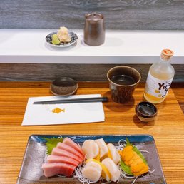 Sashimi plate: bluefin chutoro, hotate, bafun uni Yuzu sake Sashimi plate: bluefin chutoro, hotate, bafun uni Yuzu sake