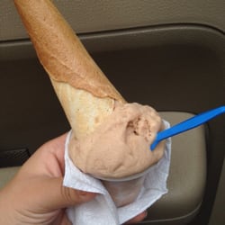 Heladería Chino Jr. - Un delicioso helado de chocolate acompañado con una barquilla. Me encanta!