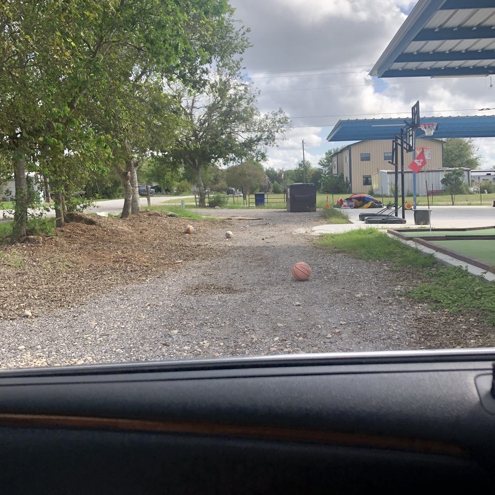 Alamo Mini Golf - "drop off area" for people not wanting to park since it is only a one in/out entrance - Mini Golf Near Me - Marion, Texas
