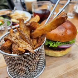 MJ Byrne's Irish Pub - MJ beef burger