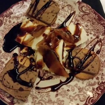 La Bodeguilla de Basilio - Postre de queso de Burgos con membrillo galletas Maria y helado de turrón u chocolate . muy bueno! - Spanish Near Me - Cuenca, CU
