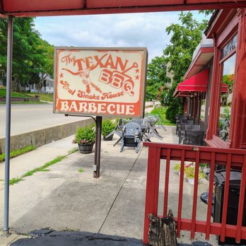 Texan BBQ - Patio and sign out front - Barbeque Near Me - Algonquin, Illinois
