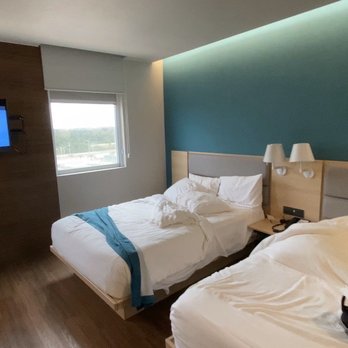 City Express Plus - Double Beds with adjustable TV - Hotels Near Me - Cancún, ROO