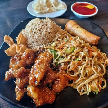 United Chinese Restaurant - 04.05.22 - Sesame Chicken (United Lunch Combo) - Chinese Near Me - Broomfield, Colorado