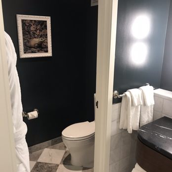 Perry Lane Hotel - Bathroom - Room #1517 - Hotels Near Me - Savannah, Georgia