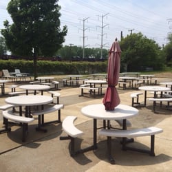 Calumet Yacht Club - Picnic area on the water